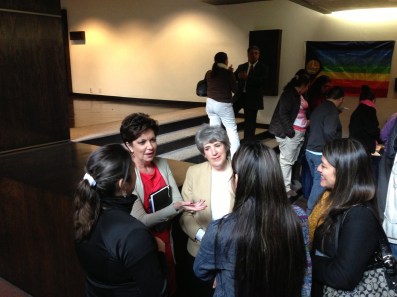 Padres hacen preguntas al personal clínico de Los Institutos