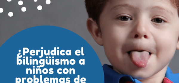 Un niño sacando la lengua